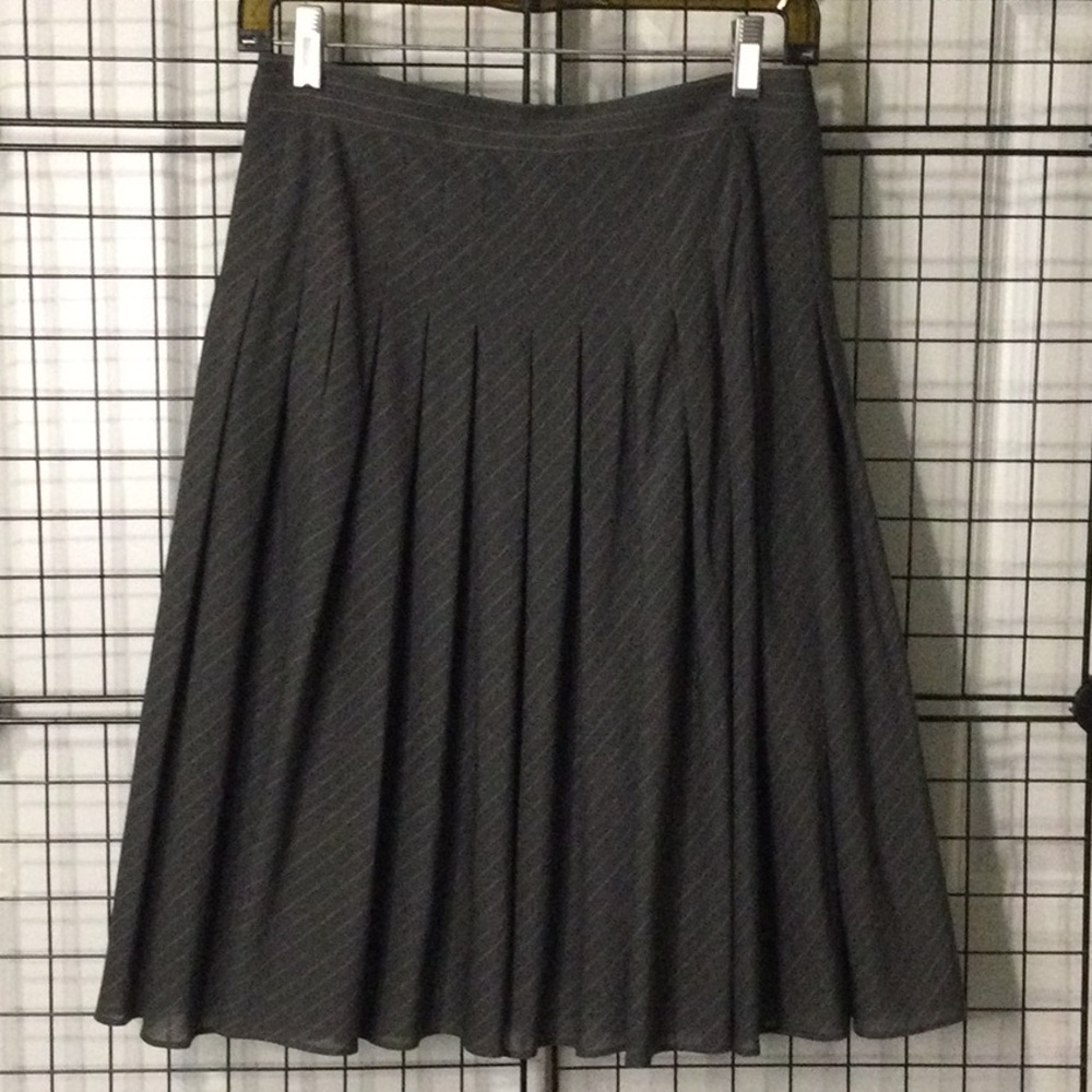 NWT. Theory light cotton blend skirt, silk lining. - Picture 2 of 7